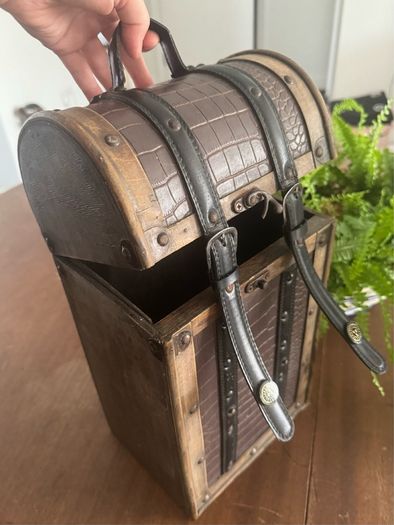 Vintage-style wooden wine gift box