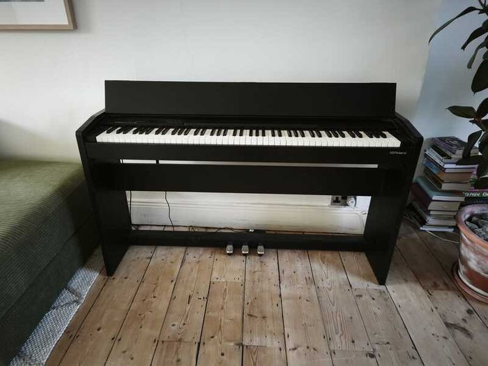 Roland F-140R Digital Piano