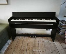 Roland F-140R Digital Piano