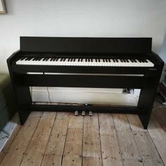 Roland F-140R Digital Piano