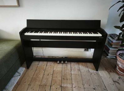 Roland F-140R Digital Piano