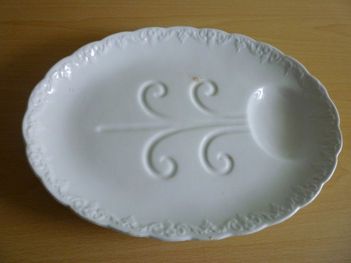 1930's Irish Serving Resting Table Plate to suit size of Chicken, Duck, Guiney Fowl, Roast- Very Good Vintage Condition.