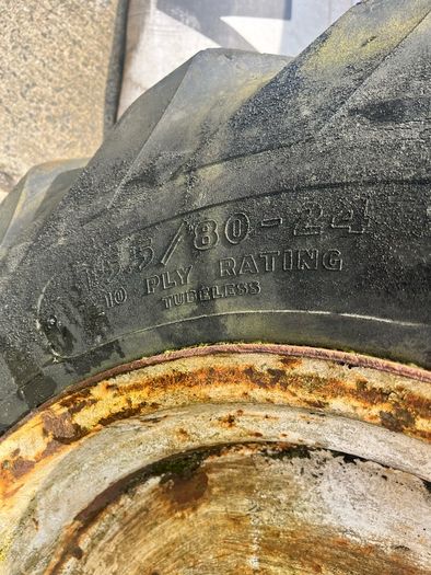 Front rims and tyres for newHolland Ford