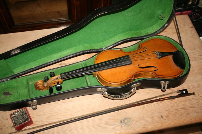 Vintage Parrot Violin And Bow With Wooden Case. Size 1,4 (Article No.Parrot Mus-1417)