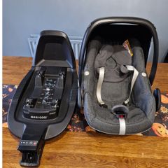 Maxi Cosi Pebble Baby Car Seat and Iso-fix base