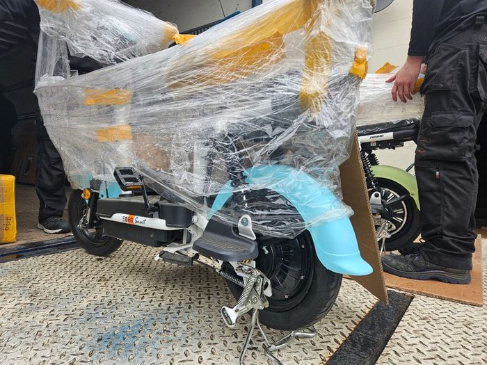 2 bikes left brand new emoped 25km max speed scooter type