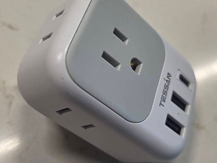 Tessan Travel Adaptor: UK / IRL plug