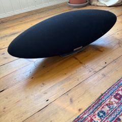 Bowers & Wilkins Zeppelin (2021) - damaged fabric, works perfectly