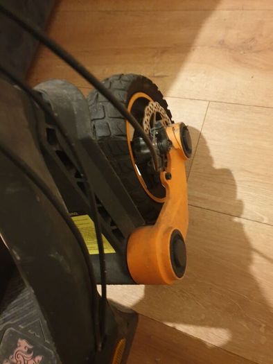 e scooter (KUKIRIN G3)(2025 EDITION) needs small repair.