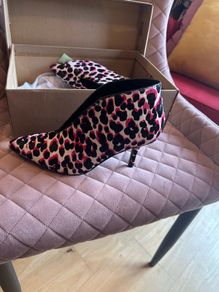 leopard print ankle boots size 5. Pink white and black