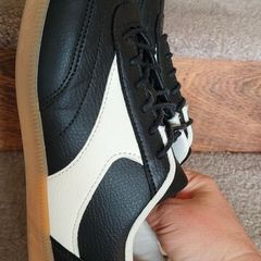 Sneakers size 7