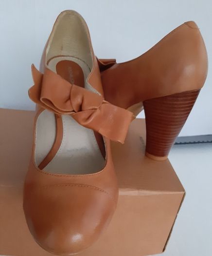 Beautiful new genuine leather Rocha John Rocha shoes