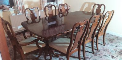 Dining Room Table & Chairs