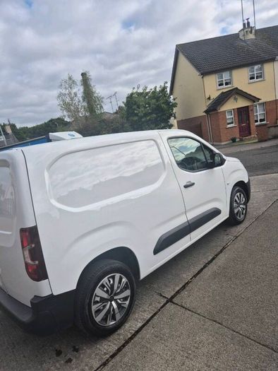 Peugeot Partner 2024, 1.5L. Low mileage km's.