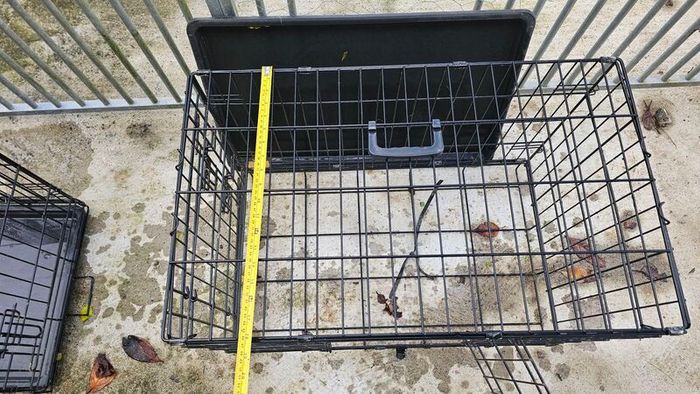 Dog Run with insulated kennell & Transport Cages
