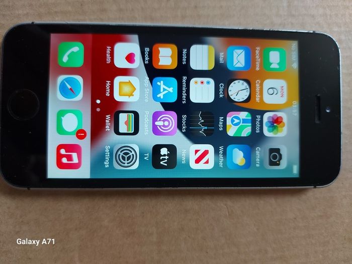 Apple Iphone SE, Space Grey, 32GB, with Battery Pack Case for Great protection, excellent condition