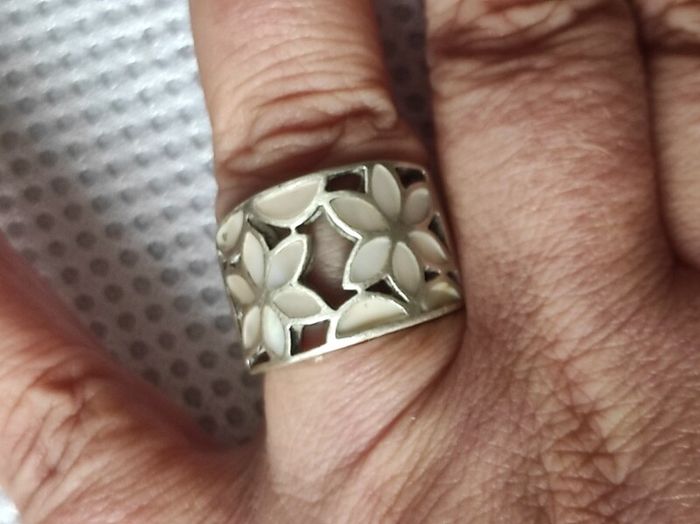 Sterling silver mother of pearl ring