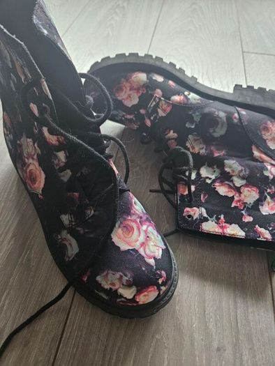 Flower print ladies boots