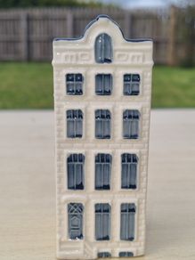 Ceramic miniature collector's house number 67 from the Delft Blue series