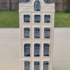 Ceramic miniature collector's house number 67 from the Delft Blue series