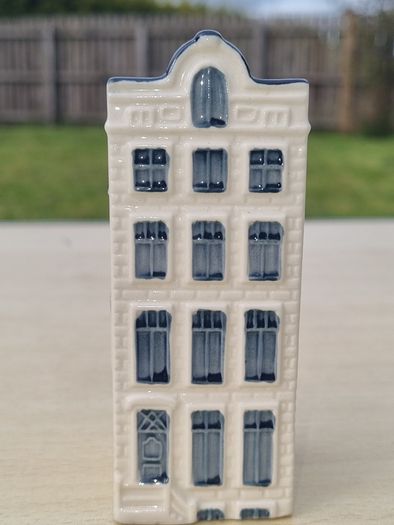 Ceramic miniature collector's house number 67 from the Delft Blue series