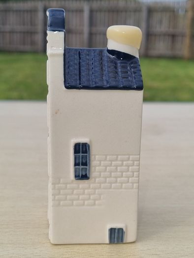 Ceramic miniature collector's house number 67 from the Delft Blue series