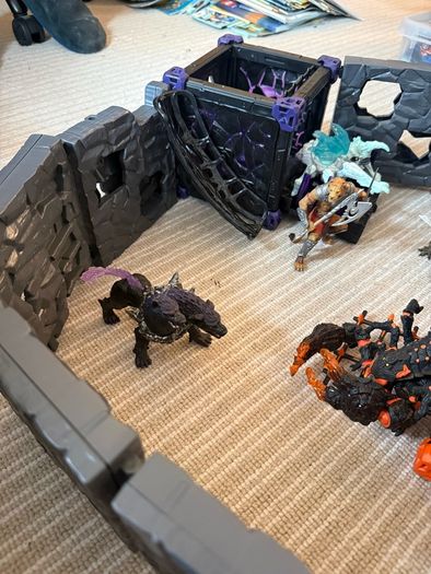 Schleich Battle Cave + Figurines