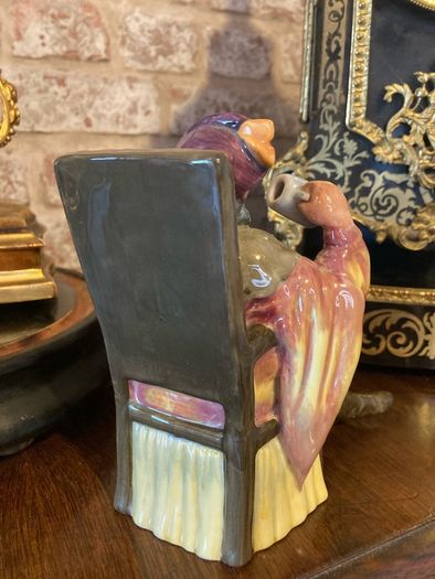 Royal  Doulton figurine "The Foaming quart"