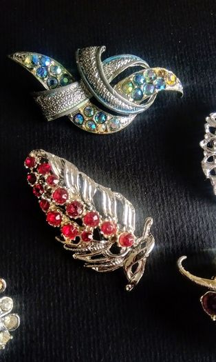 Vintage silver tone brooches bundle