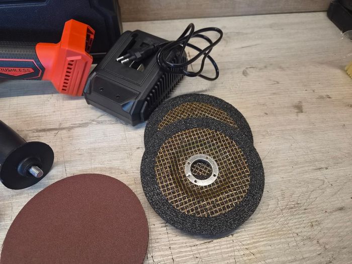 18V 125mm Angle Grinder + 2 Batteries + Accessories
