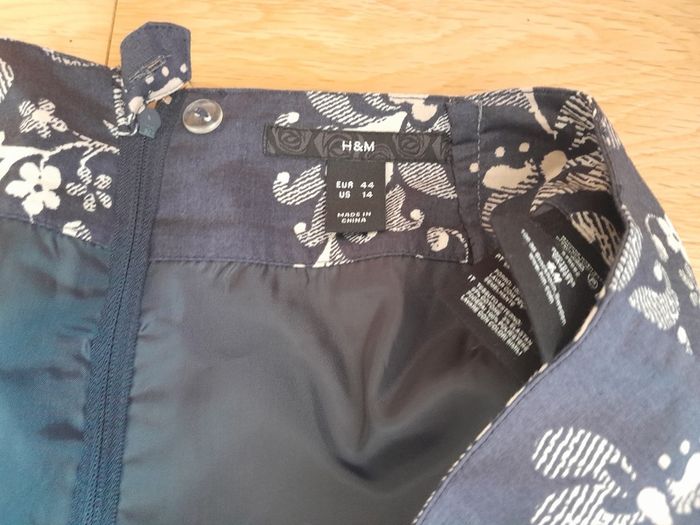 Skirt in dark purple with flower print
