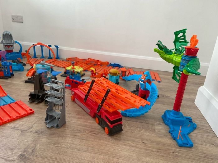 Large Hot Wheels Bundle. Tracks, Playsets & Accessories