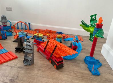 Large Hot Wheels Bundle. Tracks, Playsets & Accessories