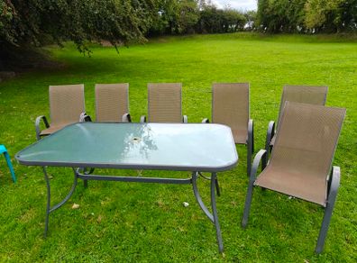 garden table and chairs