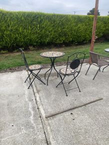 garden table and chairs
