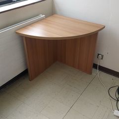 Corner table