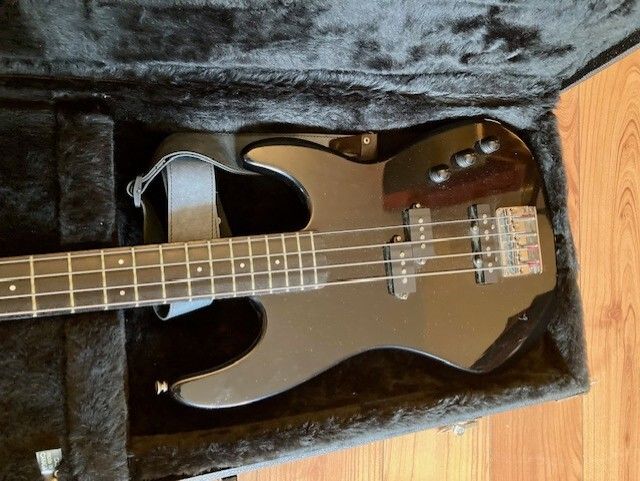 FB Aria Pro II Bass Guitar with case