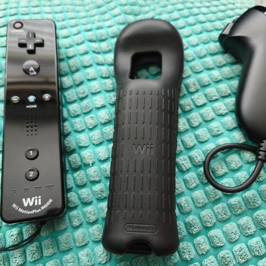 Official Nintendo Wii Motion Plus Controller & Nunchuk.