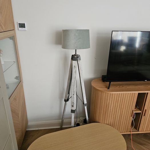 Tri pod lamp