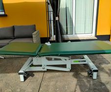 Hydraulic plinth