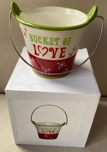 Ceramic bucket for reindeer food