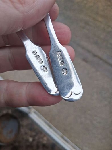 12 X John Round Fiddle Pattern Sterling Silver Teaspoons Plus Tongs (275 grams)