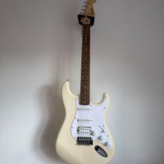 Squier Stratocaster white