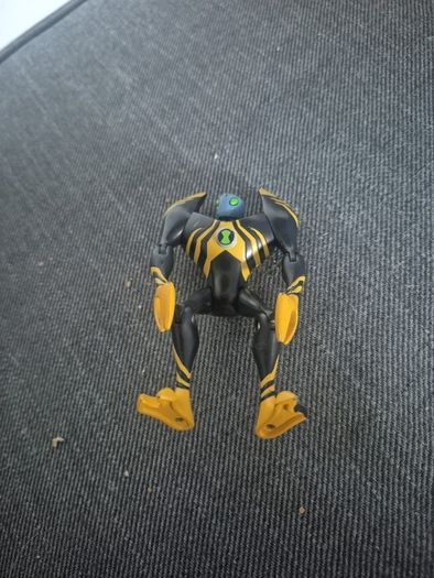 Ben 10 articulated alien 4 inches