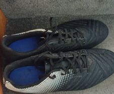 Metal studs football boots