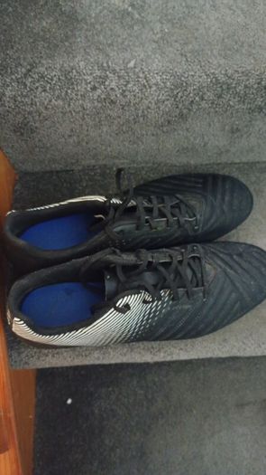 Metal studs football boots