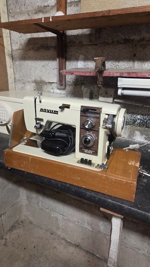 Vintage Novum Zig Zag Deluxe Mark IX Heavy Duty Sewing Machine