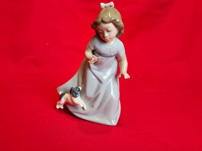 Girl with Puppy   NAO by Lladro 1987