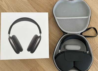Apple AirPods Max - Space Gray - Mint Condition - Box & Extras