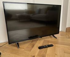 Hitachi 42 inch flatscreen with remote